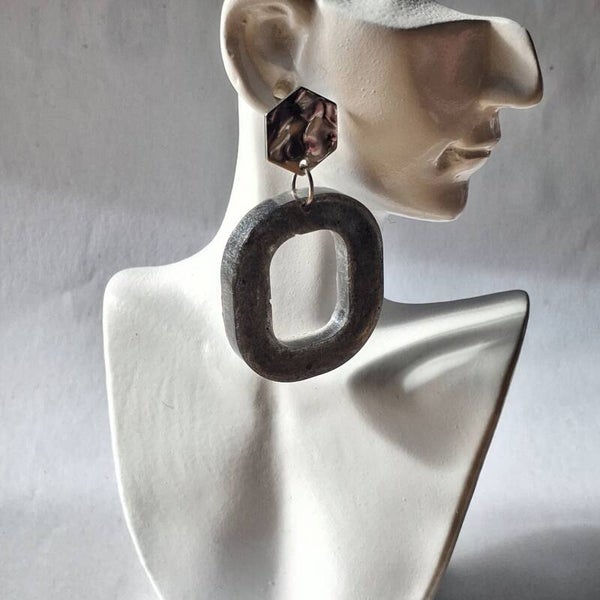 Boucles d’oreilles Noires Marbrées – Élégance intense