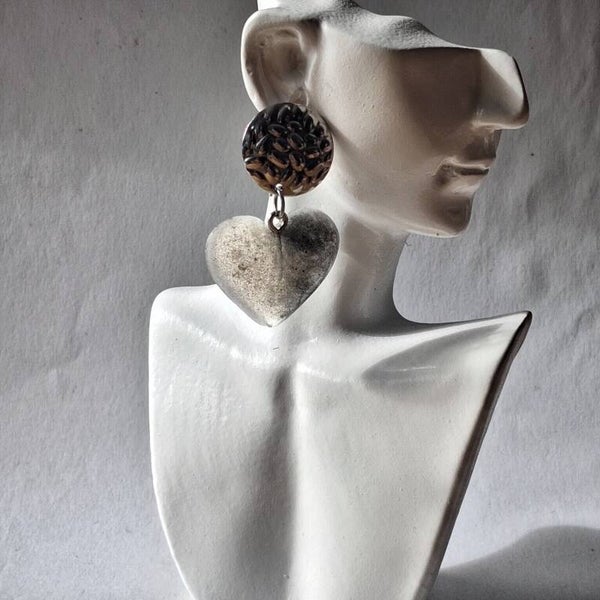 Boucles d’oreilles en résine - tanslucides noire et grises pailletées