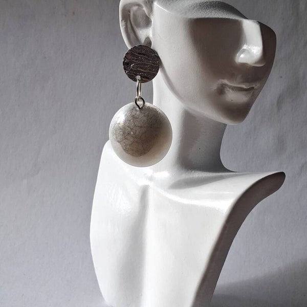 Boucles d’oreilles Demi-Sphères Blanches Marbrées – Élégance lumineuse