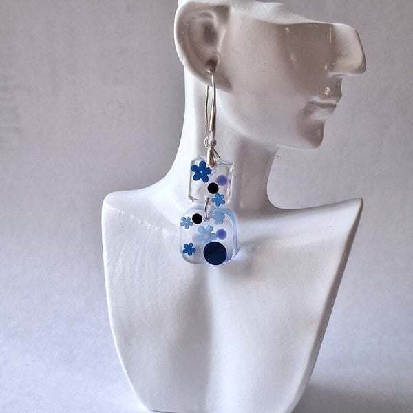 Boucles d’oreilles en résine - transparentes inclusions bleues
