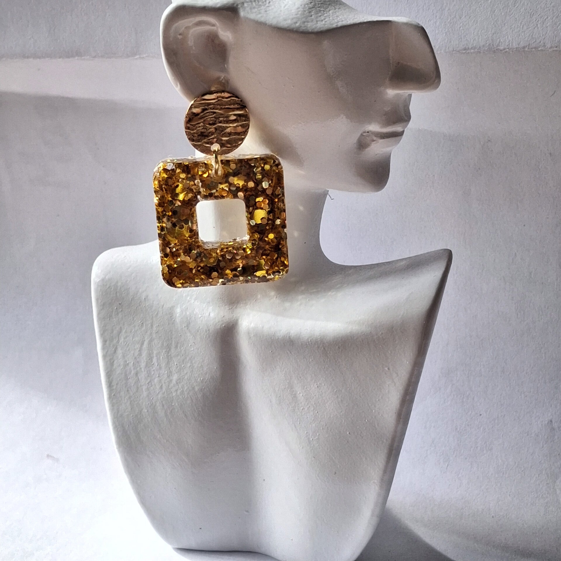 Boucles d’oreilles Carrés Ajourés Dorés – Éclat lumineux