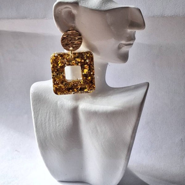 Boucles d’oreilles Carrés Ajourés Dorés – Éclat lumineux