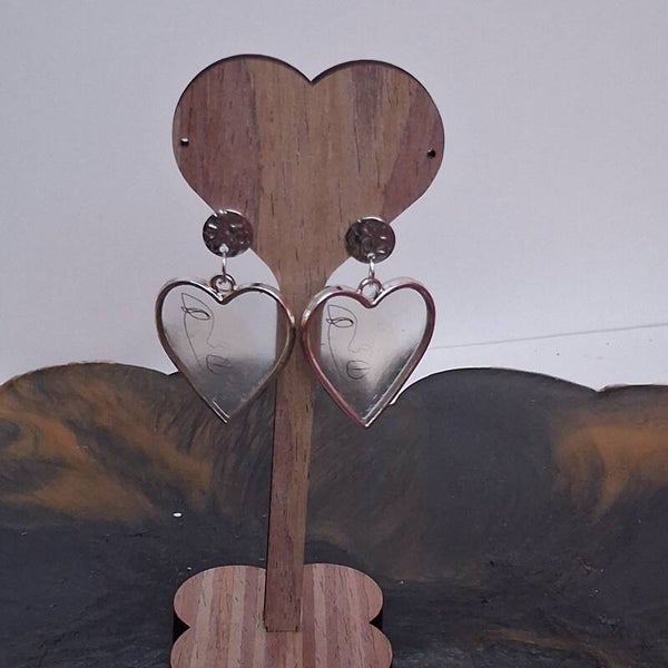 Boucles d’oreilles en résine – Cœur artistique argenté ✨