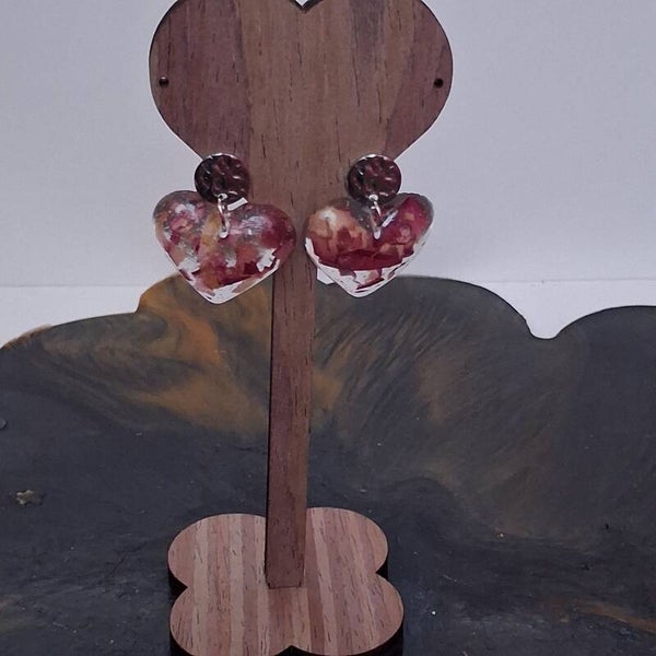 Boucles d’oreilles en résine – Cœurs pétales de rose ✨