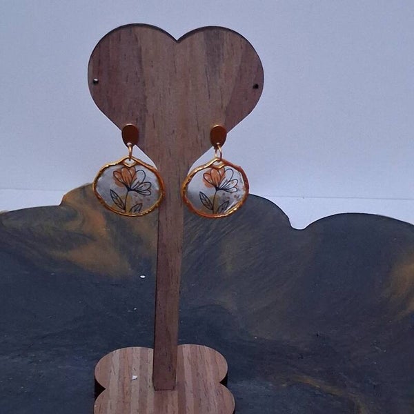 Boucles d'oreilles fleuries et dorées