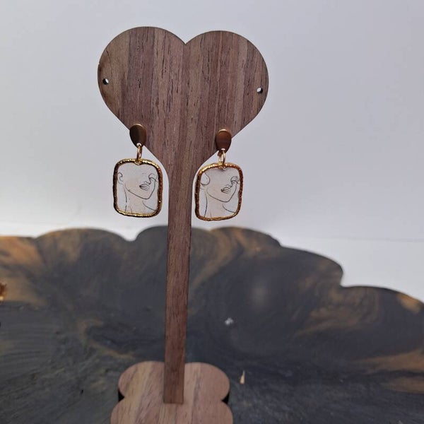 Boucles d’oreilles en résine – Visage féminin doré ✨