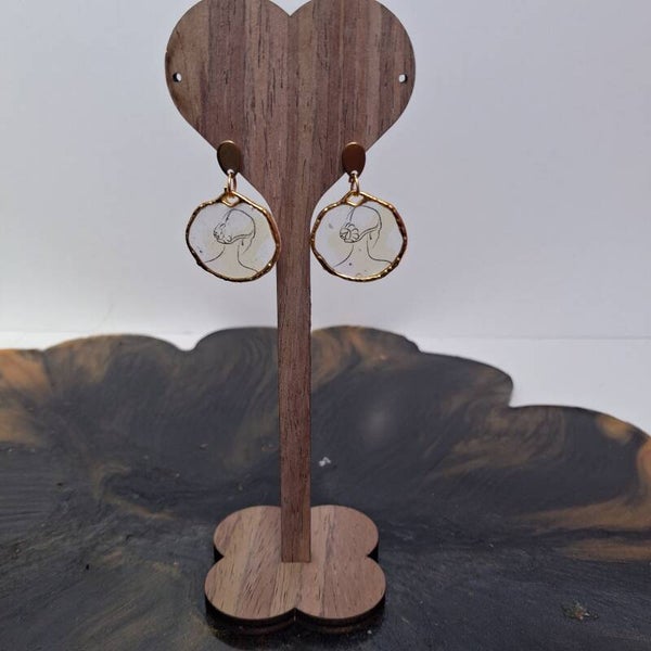 Boucles d’oreilles en résine – Chignon doré ✨