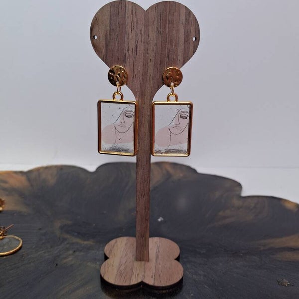 Boucles d’oreilles en résine – Portrait artistique doré ✨