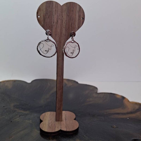 Boucles d’oreilles en résine – Visage abstrait argenté ✨  Description :