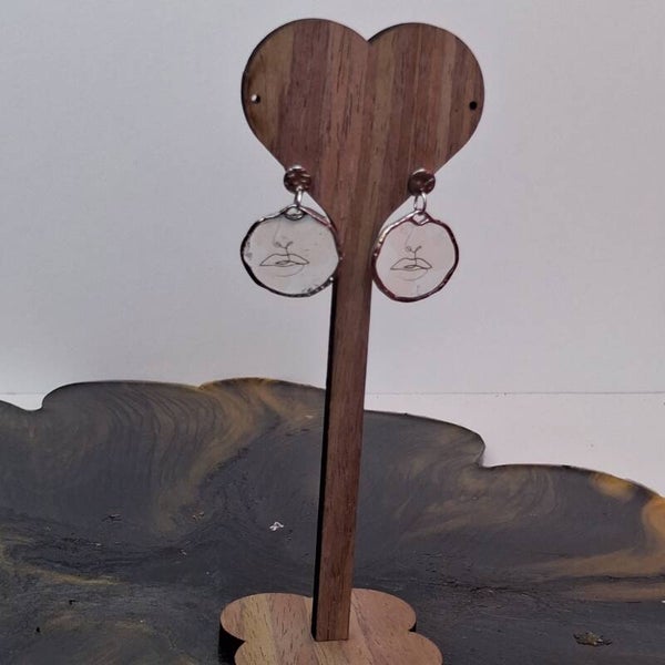 Boucles d’oreilles en résine – Visage minimaliste argenté