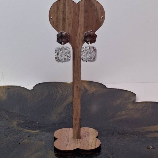 Boucles d’oreilles en résine – Éclat argenté ✨