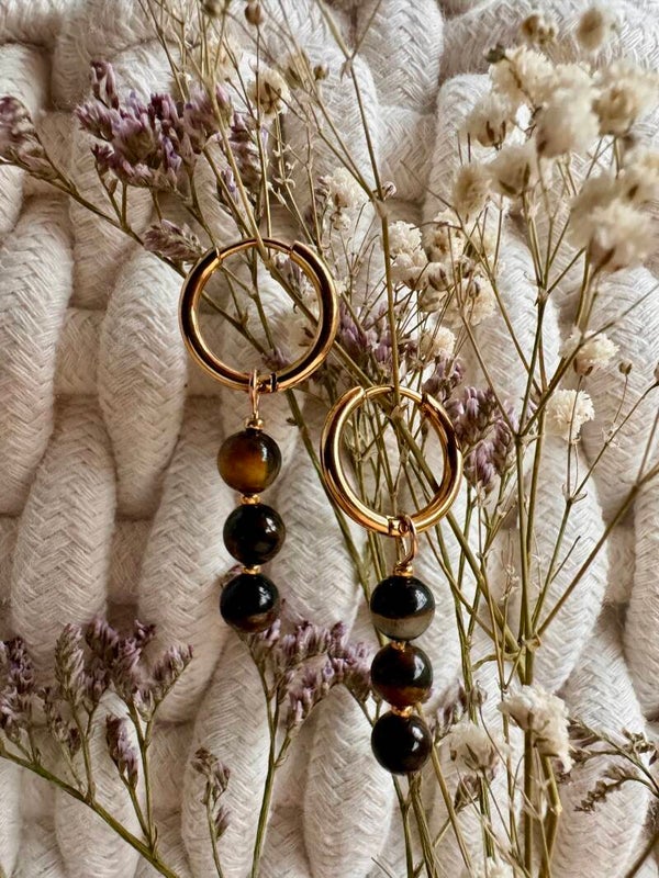 Tiger eye with golden loops