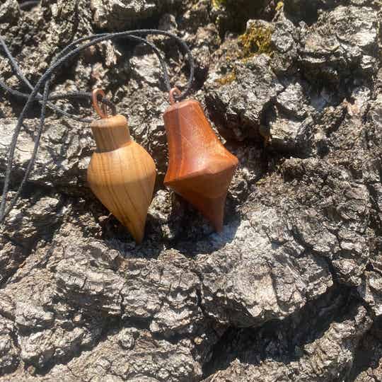 Handgemachtes gedrechseltes Pendel aus Holz