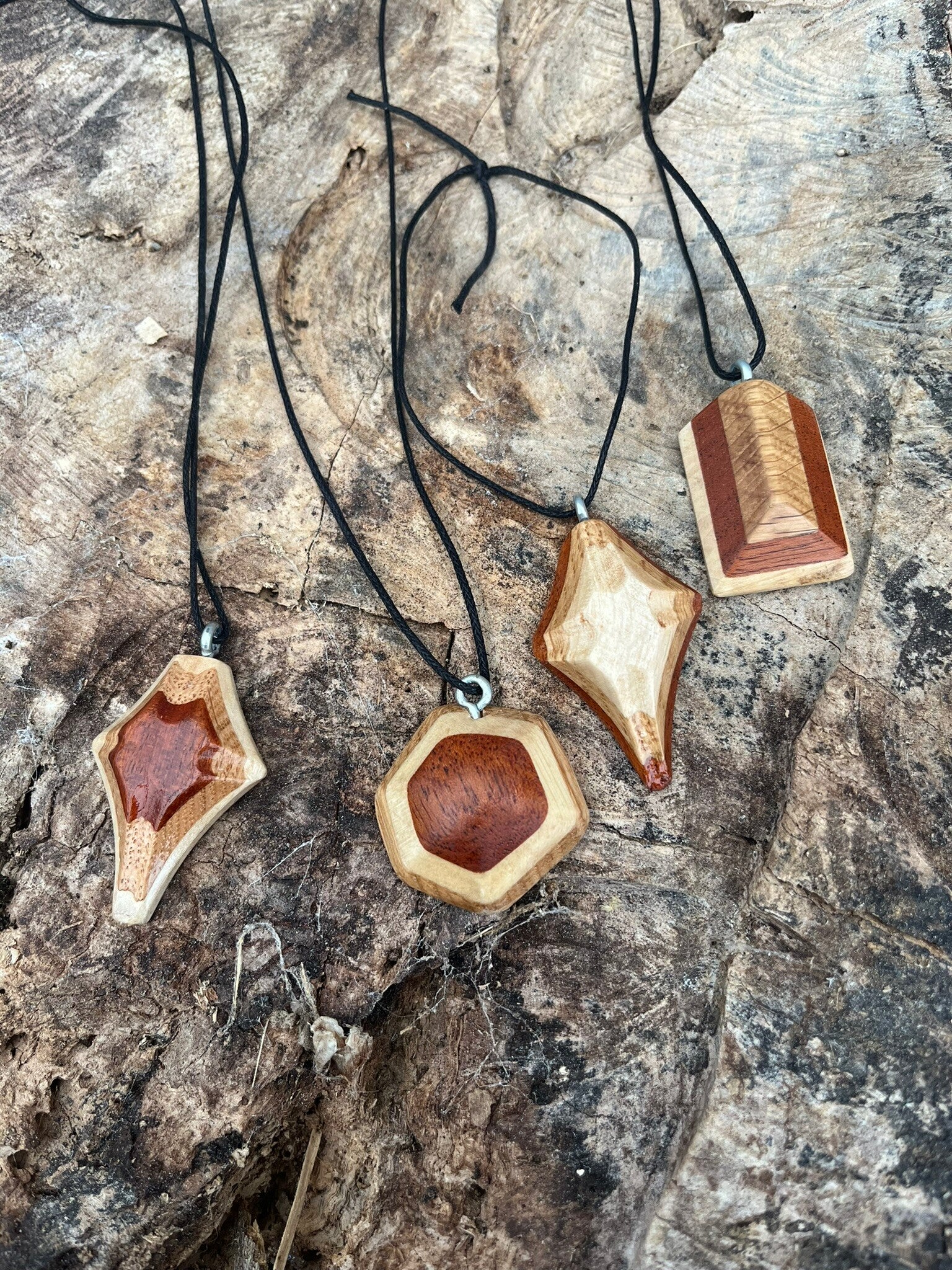 handgedrechseltem Holzanhänger