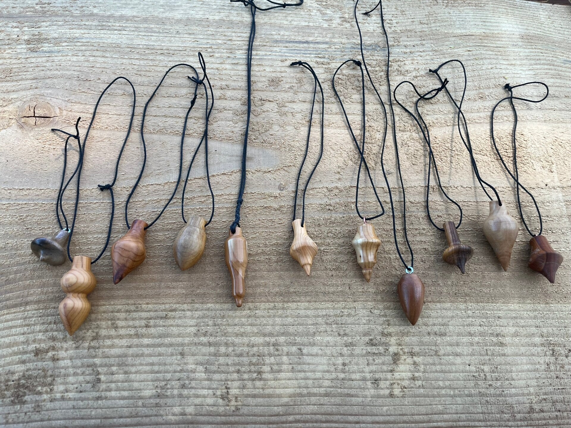 Handgemachtes gedrechseltes Pendel aus Holz