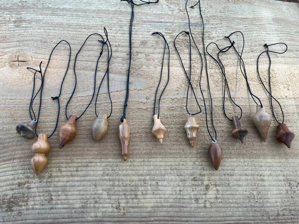 Handgemachtes gedrechseltes Pendel aus Holz