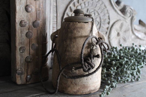 Nepalese houten kruikje met 2 oortjes, deksel en touw, mt S