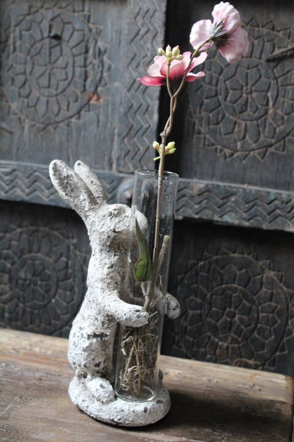 Decoratief haasje met glazen vaasje mt. L