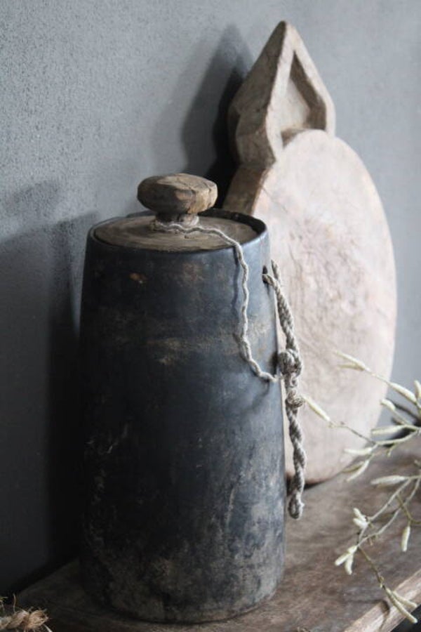 Nepalese houten kruik met touw en deksel