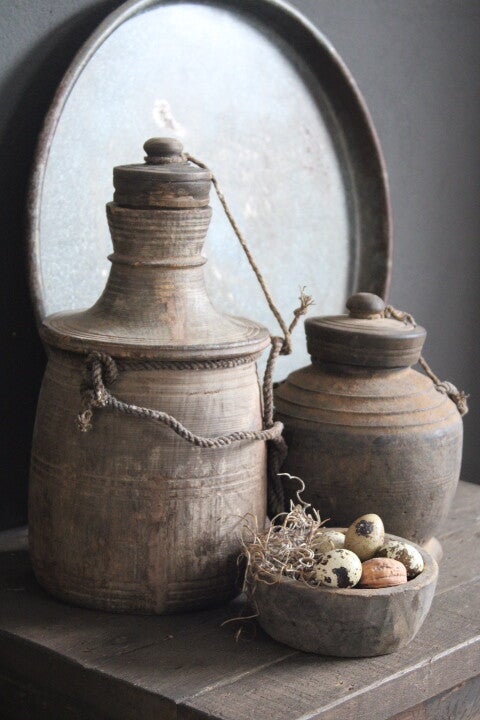 Oude, houten kruik met touw en deksel