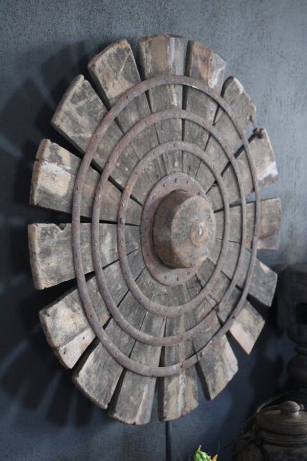 oud houten spinnewiel rad op staander