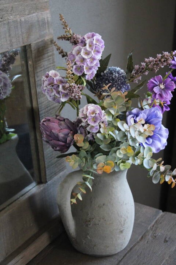 Compleet opgemaakte vaas met zijdebloemen purple.