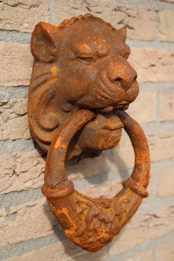 Gietijzeren deurklopper met leeuw