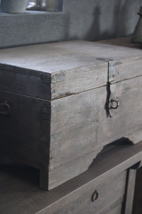 Oude houten authentieke kist uit India