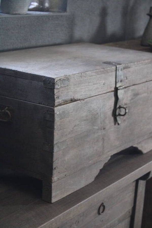 Oude houten authentieke kist uit India