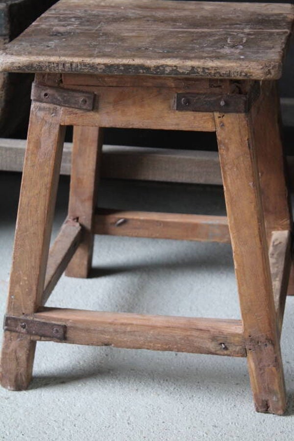 Oud, houten, robuust krukje