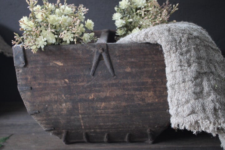 Authentieke oude, stoere, houten rijstbak uit India met prachtige details