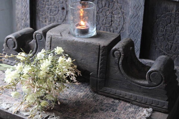 Robuust oud, houten ornament / kandelaar