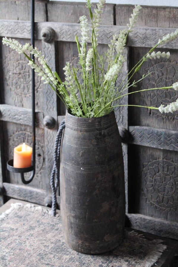 Oude, houten nepalese kruik / pot met touw