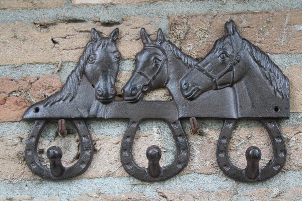 Gietijzeren hanger / kapstok met 3 paardenhoofden