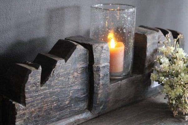 Oud, houten robuust ornament / kandelaar