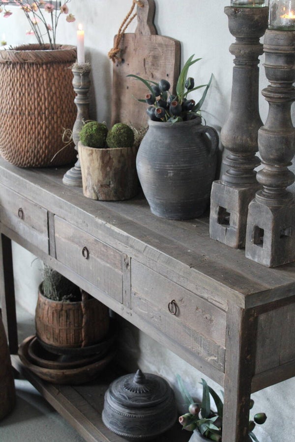 Sidetable van robuust driftwood met 3 lades en een onderplank