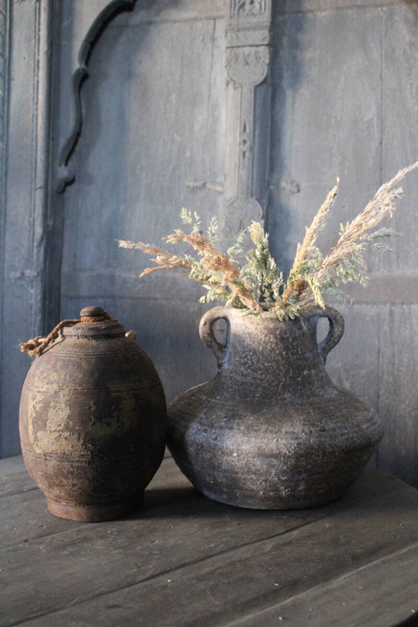 Vaas / Kruik met een stoer, verweerd uiterlijk van SUZO