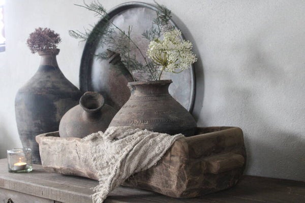 Oude houten trog met handvat