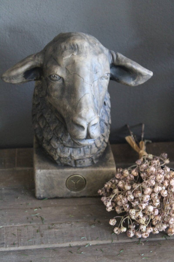 Statue sheep schaap op sokkel Majestic Brown Brynxz