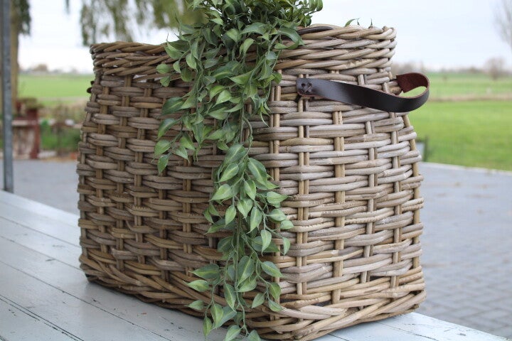 Rieten mand met leren handvaten L