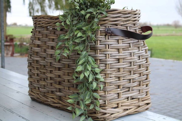 Rieten mand met leren handvaten L
