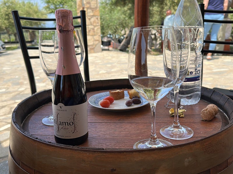 de ti amo pink rose op de wijnproeverij van vakakis