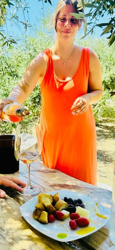 De wijnproeverij op het wijndomein van Vakakis, Samos