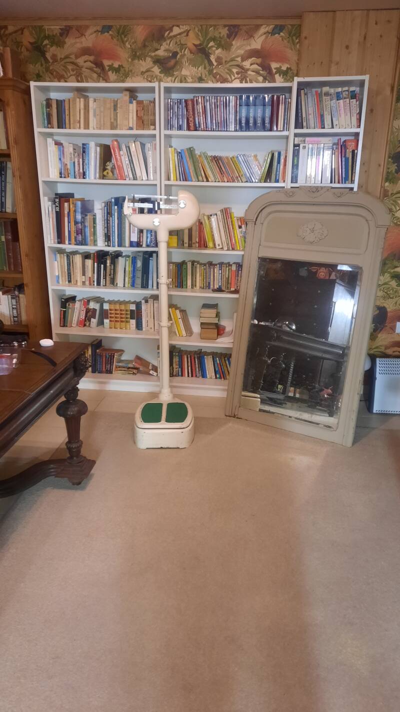 Sfeerfoto’s van intieme en stijlvolle setting voor erotische massage, rollenspel en BDSM