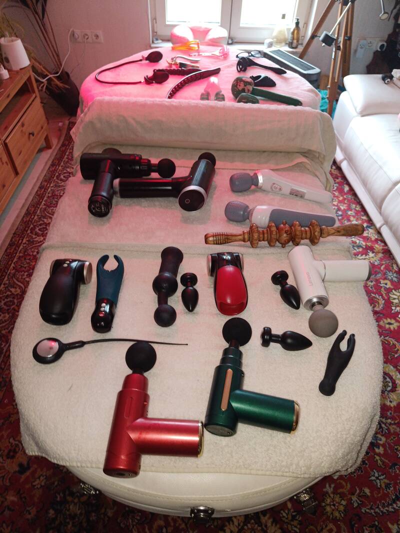 Sfeerfoto’s van intieme en stijlvolle setting voor erotische massage, rollenspel en BDSM