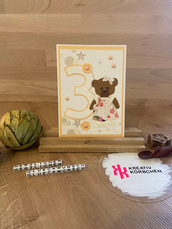 Geburtstagskarte zum 3. Geburtstag – Teddybär mit Blümchenkleid