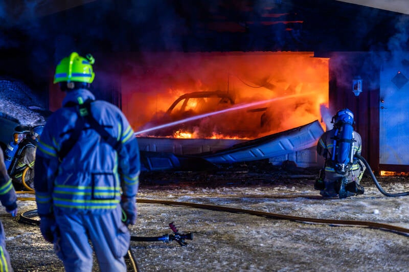 Garasje i full fyr i Nes