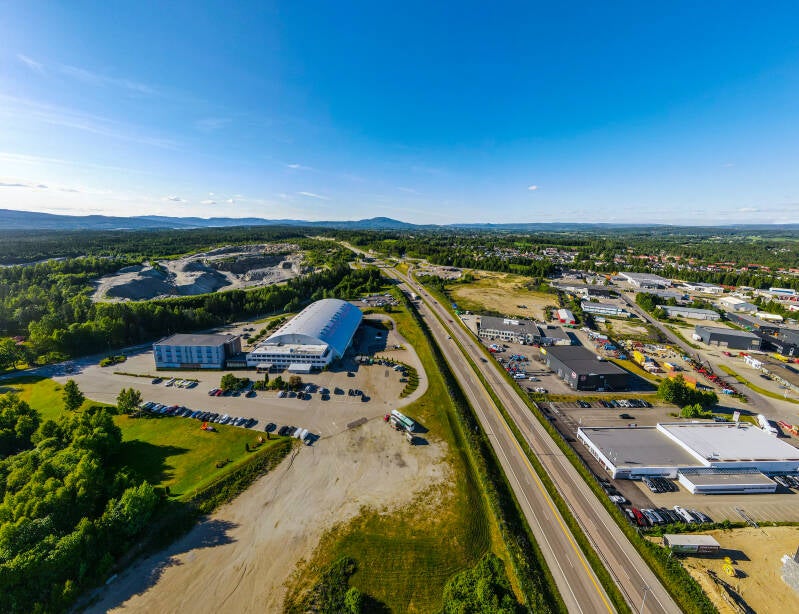 Dronefoto av Letohallen og E6 i Eidsvoll