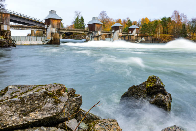 Vorma renner igjennom Svanfoss sluse