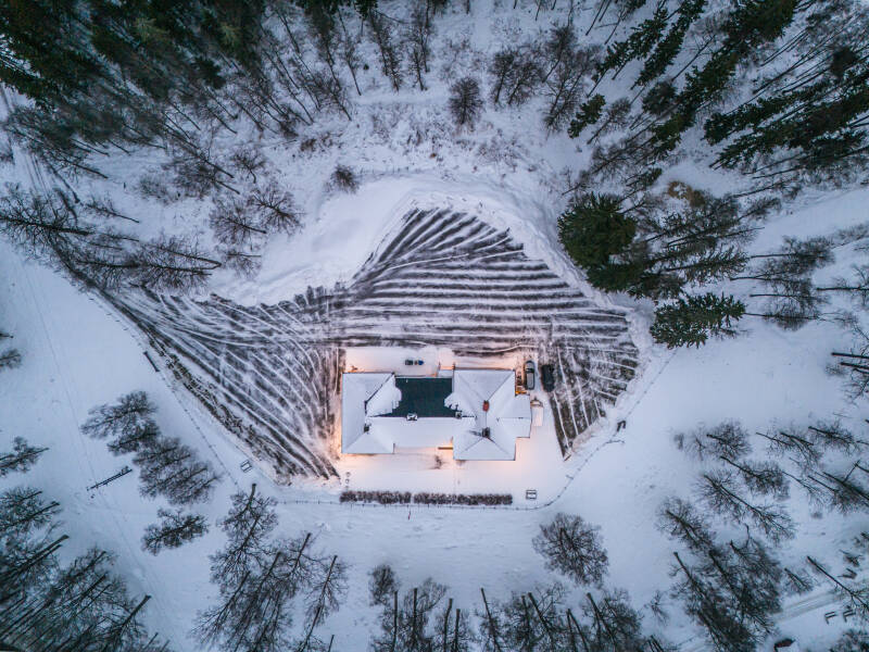 Dronebilde over Bønderenes Hus i Nes